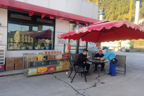 景區(qū)加油站為顧客提供休息場所 景區(qū)加油站為顧客提供休息場所