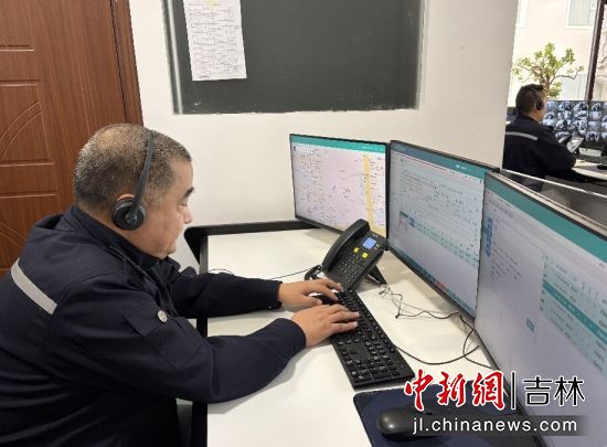 調(diào)度員接警 延吉市委宣傳部/供圖 調(diào)度員接警 延吉市委宣傳部/供圖