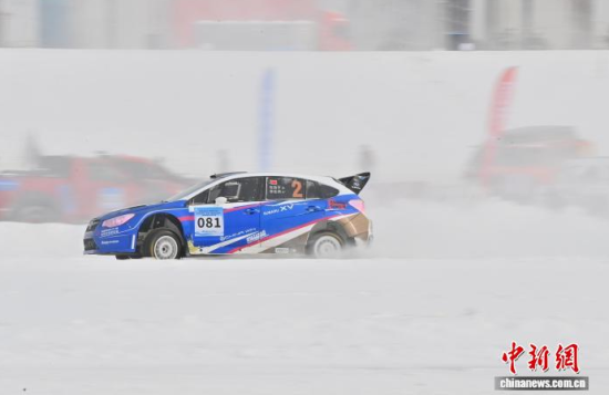 1��15�գ������L(zh��ng)����܇(ch��)���ڱ�ѩِ���ϼ��Y�������� �z