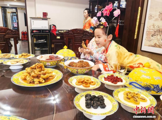 2��5�գ�����ʡ�������������M����Сʳ��Ʒ�L���M��˴��롱����������ӛ�� ʯ���� �z