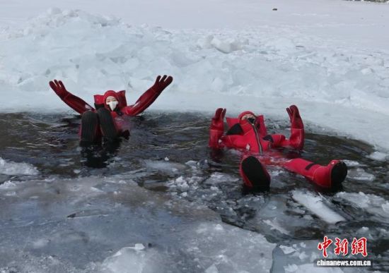 2��5��������ʡ�L(zh��ng)������һ�(xi��ng)��(d��)�صı����(xi��ng)Ŀ���������ο�ǰ���w�(y��n)���ڇ�(y��n)������������c��������Ŀ�ļtɫ�����b������ȻƯ���ڱ���֮�ϣ����܄e�µı�ѩ��Ȥ�������� �z